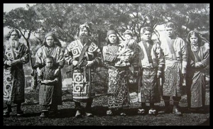 Miembros del pueblo ainu con su vestimenta tradicional.